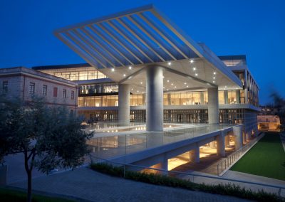 view_of_the_museums_entrance_by_night1_1